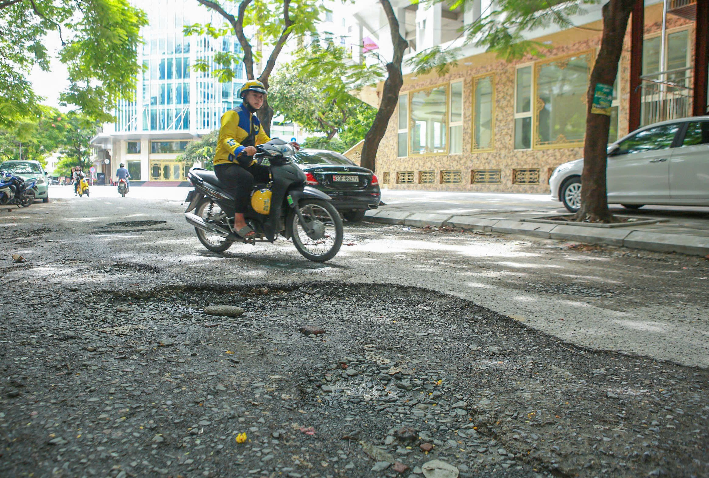 Chằng chịt ổ voi, ổ gà dọc con ngõ trung tâm Hà Nội- Ảnh 5.