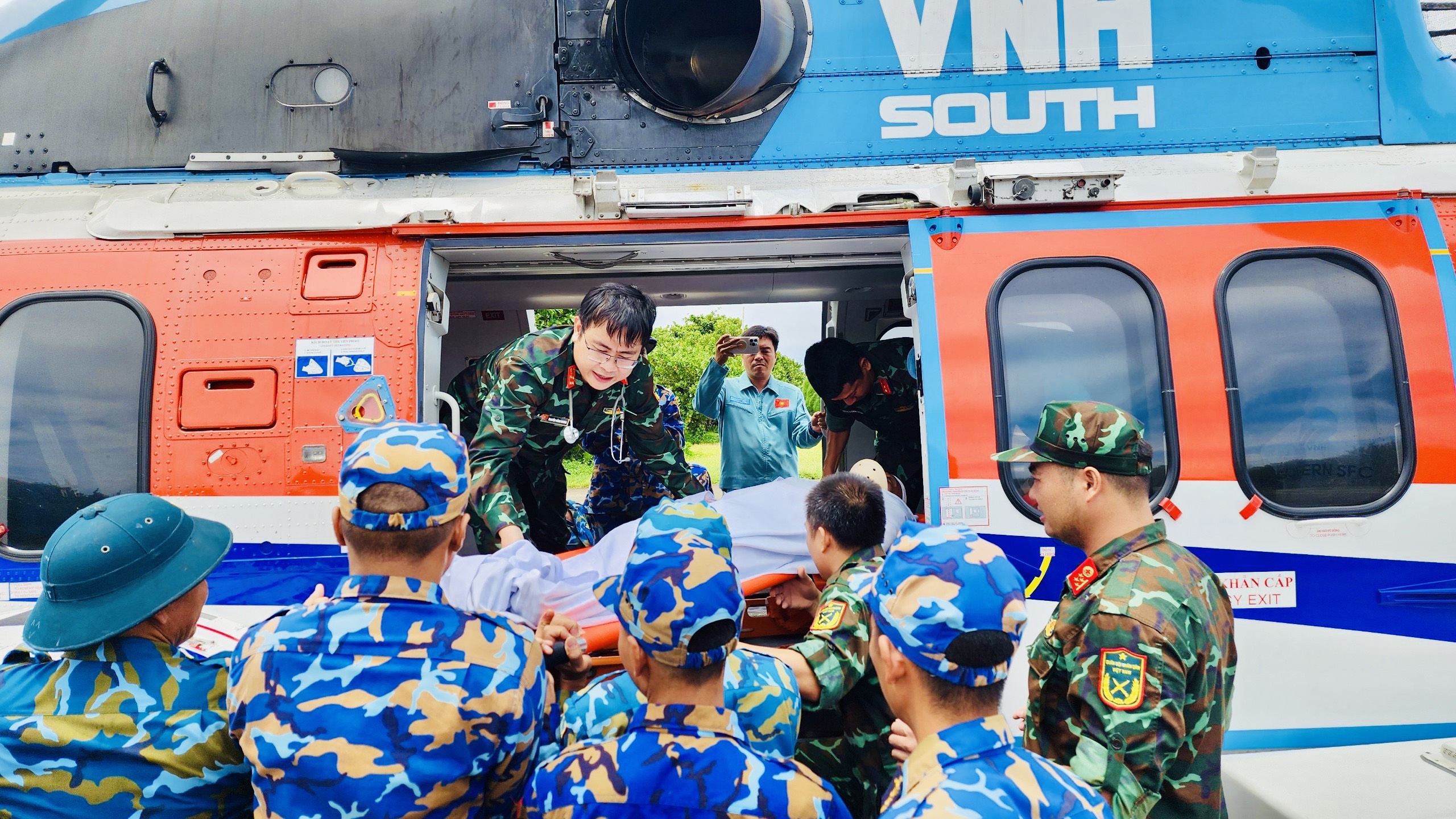 Ba bệnh nhân nặng được trực thăng đưa từ huyện đảo Trường Sa về đất liền điều trị- Ảnh 5.