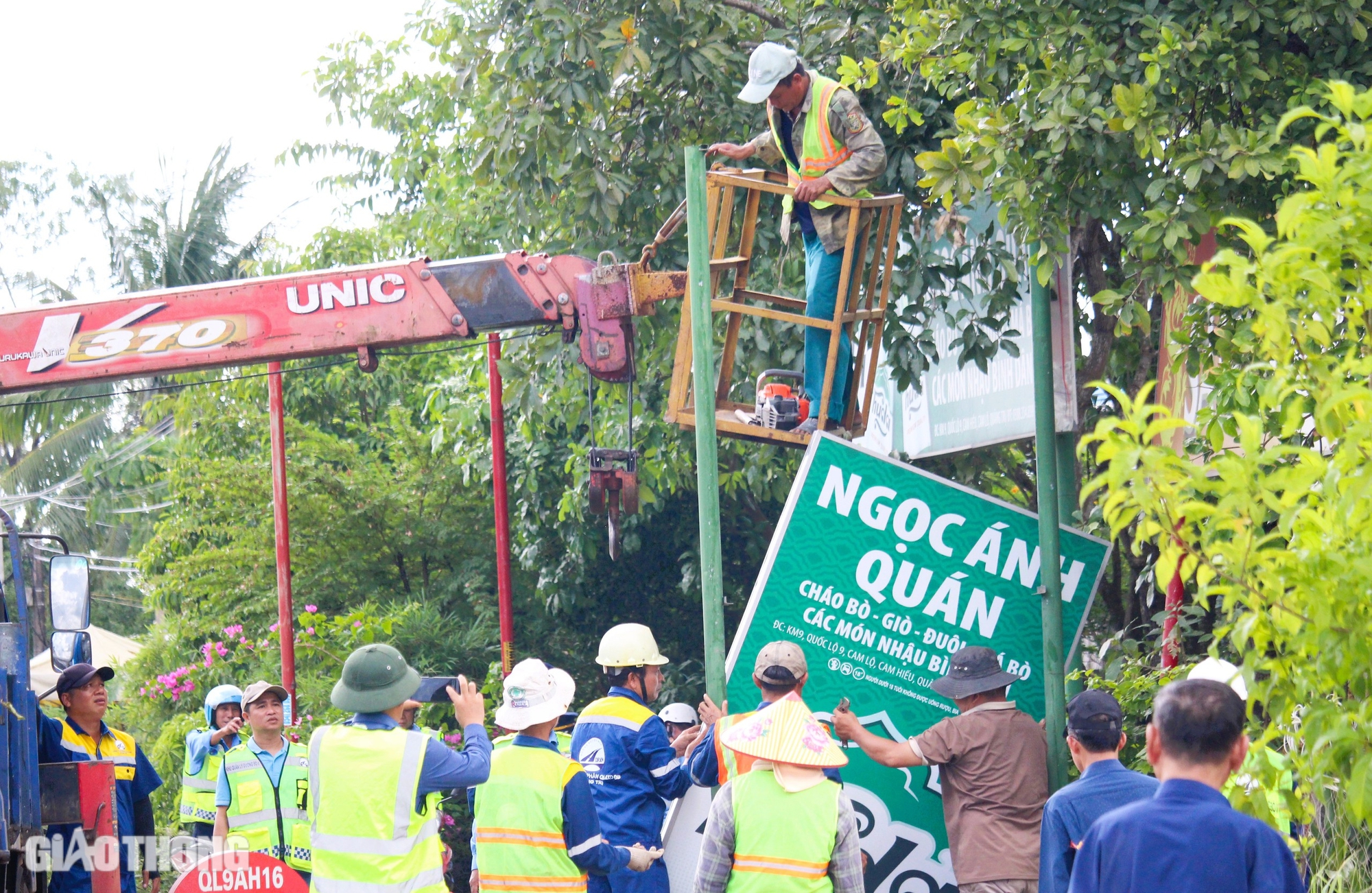 Phát quang, giải tỏa hàng nghìn biển hiệu che tầm nhìn, vi phạm hành lang đường bộ- Ảnh 1.