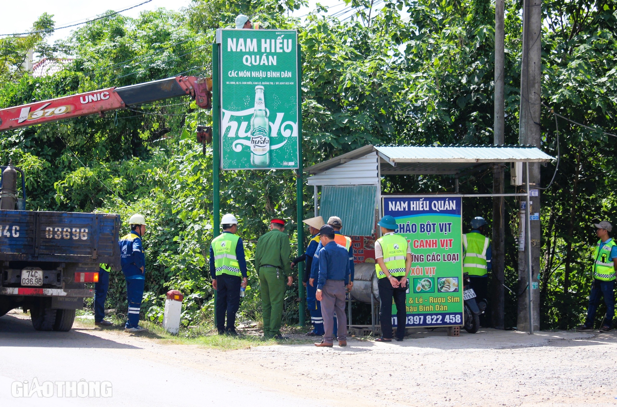 Phát quang, giải tỏa hàng nghìn biển hiệu che tầm nhìn, vi phạm hành lang đường bộ- Ảnh 3.