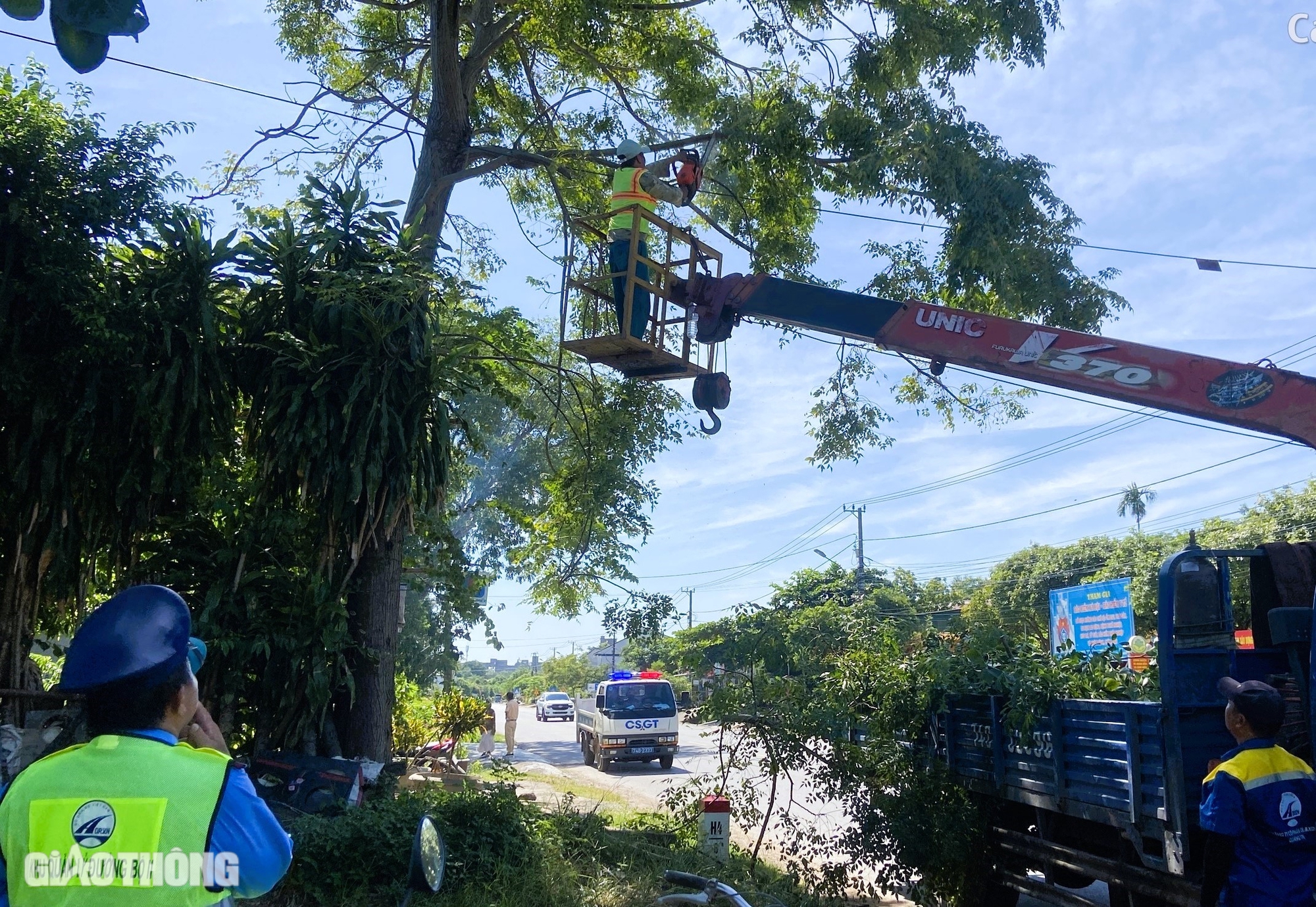 Phát quang, giải tỏa hàng nghìn biển hiệu che tầm nhìn, vi phạm hành lang đường bộ- Ảnh 4.