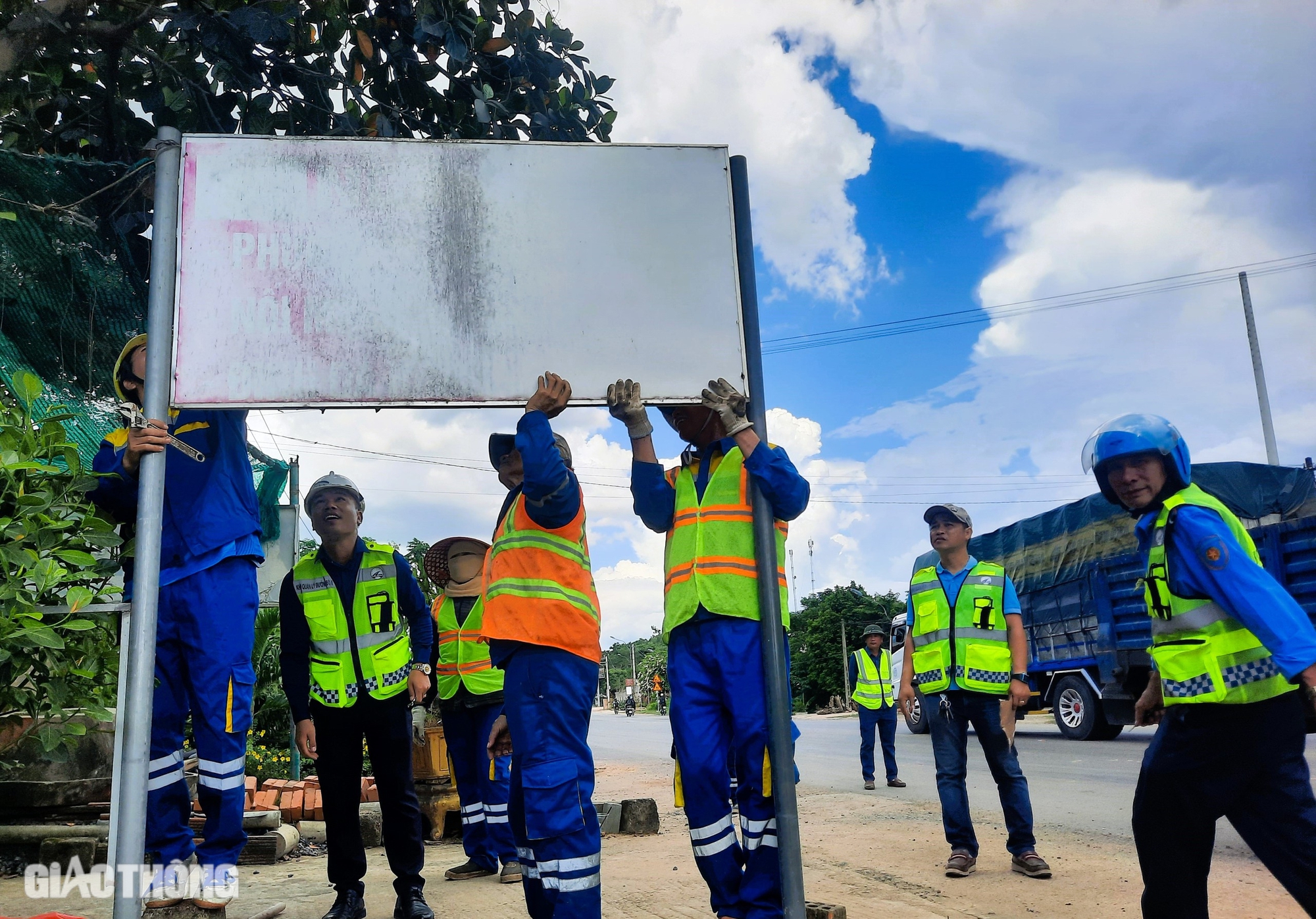 Phát quang, giải tỏa hàng nghìn biển hiệu che tầm nhìn, vi phạm hành lang đường bộ- Ảnh 6.