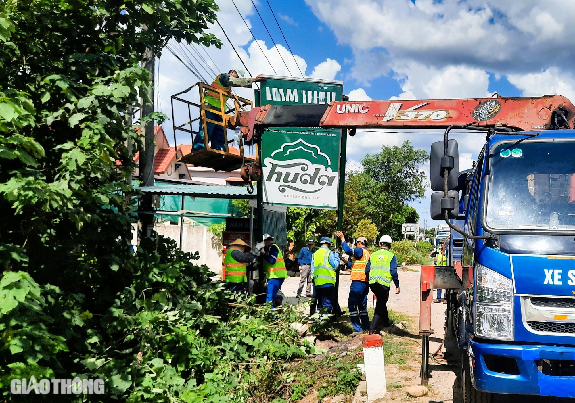 Phát quang, giải tỏa hàng nghìn biển hiệu che tầm nhìn, vi phạm hành lang đường bộ- Ảnh 7.