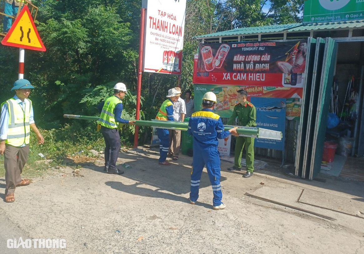 Phát quang, giải tỏa hàng nghìn biển hiệu che tầm nhìn, vi phạm hành lang đường bộ- Ảnh 9.