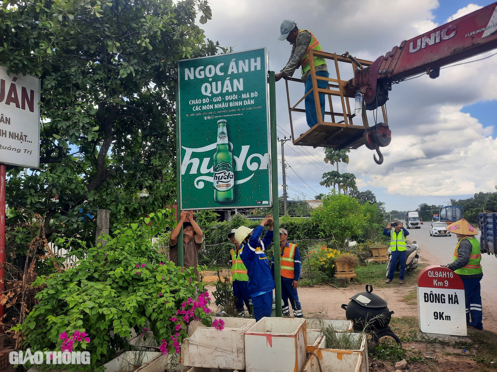 Phát quang, giải tỏa hàng nghìn biển hiệu che tầm nhìn, vi phạm hành lang đường bộ- Ảnh 10.