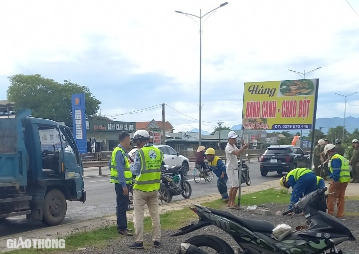 Phát quang, giải tỏa hàng nghìn biển hiệu che tầm nhìn, vi phạm hành lang đường bộ- Ảnh 12.