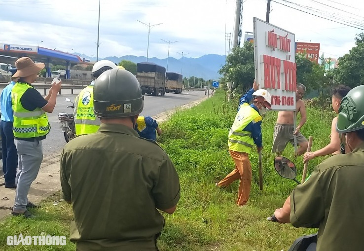 Phát quang, giải tỏa hàng nghìn biển hiệu che tầm nhìn, vi phạm hành lang đường bộ- Ảnh 13.