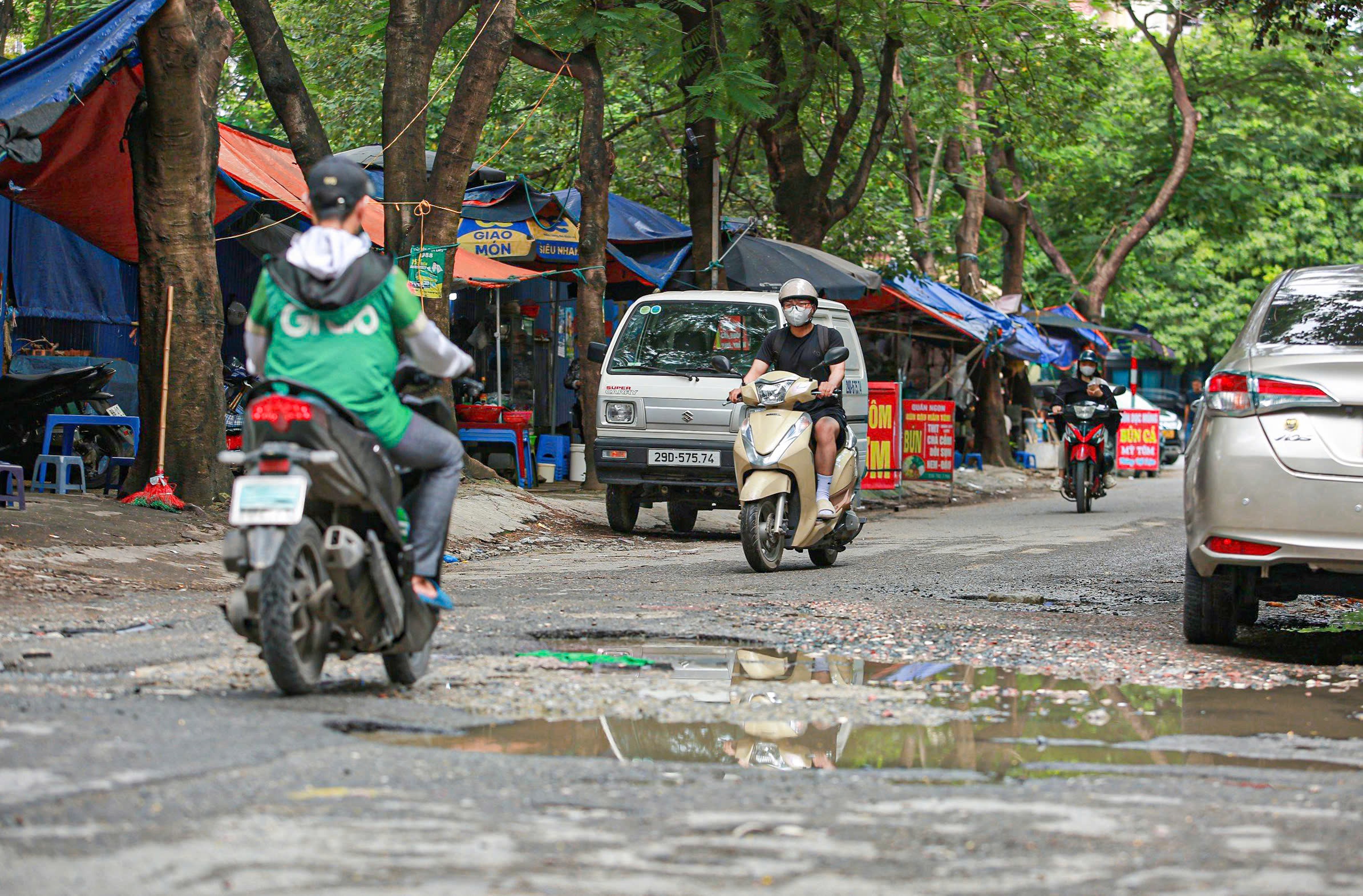 Chằng chịt ổ voi, ổ gà dọc con ngõ trung tâm Hà Nội- Ảnh 4.