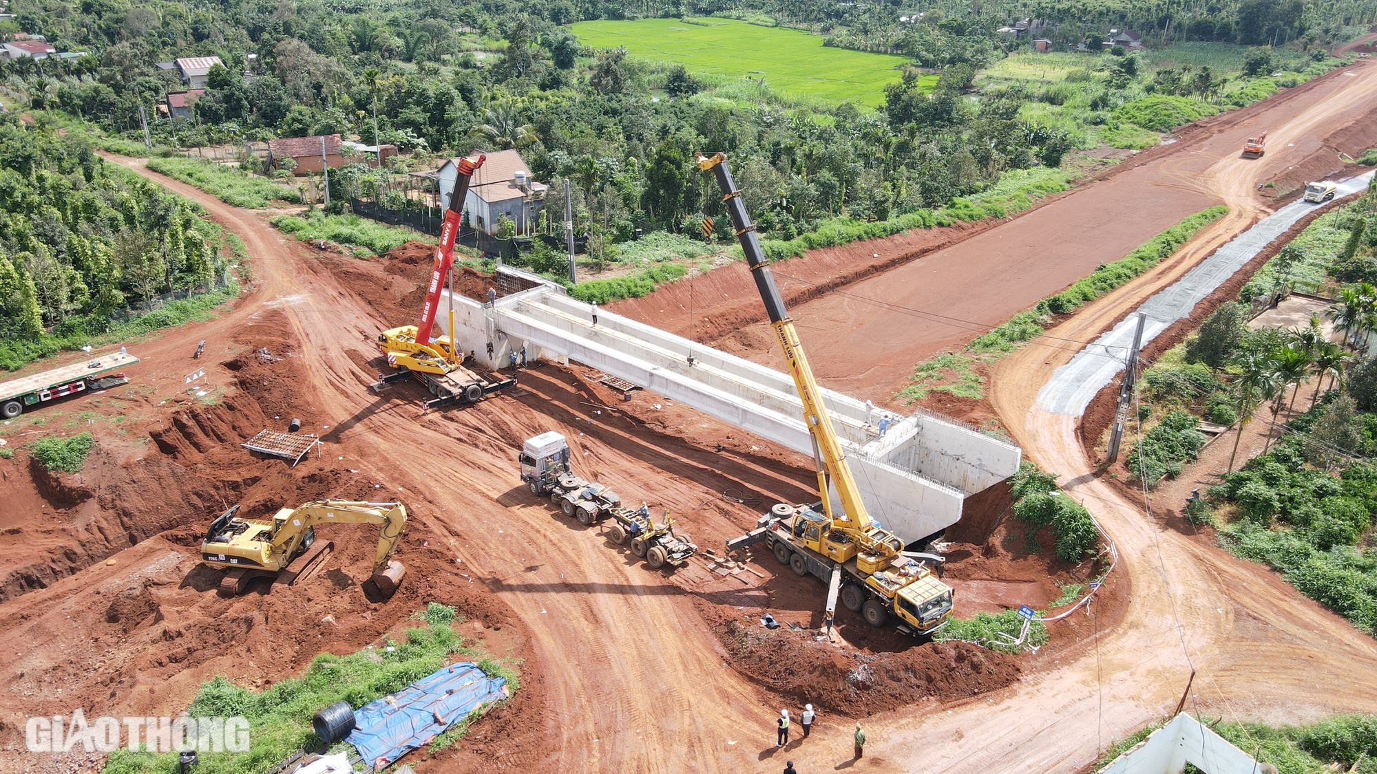 Tận thấy lao phiến dầm cầu đầu tiên trên cao tốc Khánh Hòa - Buôn Ma Thuột- Ảnh 1.