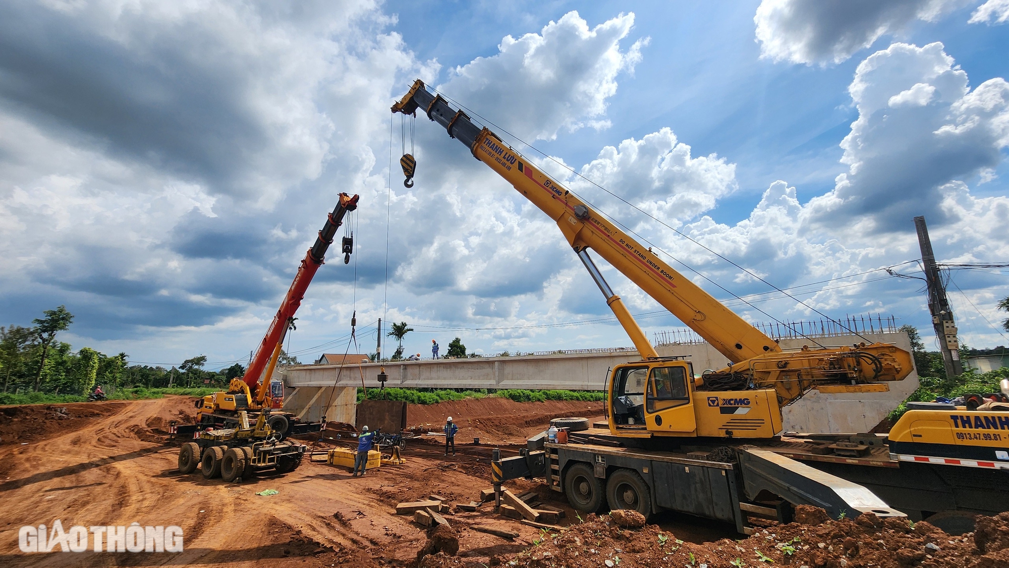 Tận thấy lao phiến dầm cầu đầu tiên trên cao tốc Khánh Hòa - Buôn Ma Thuột- Ảnh 5.