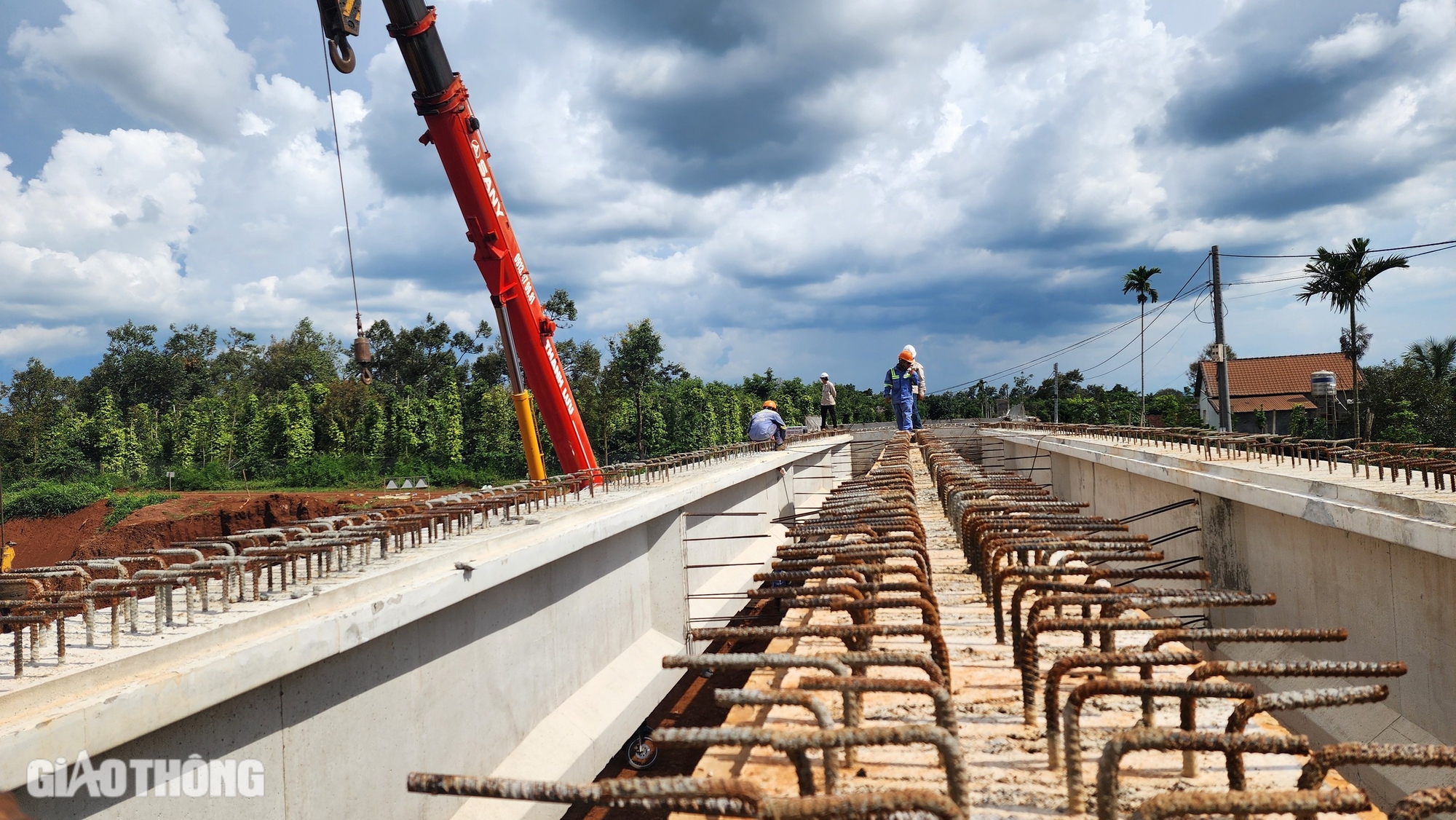 Tận thấy lao phiến dầm cầu đầu tiên trên cao tốc Khánh Hòa - Buôn Ma Thuột- Ảnh 9.