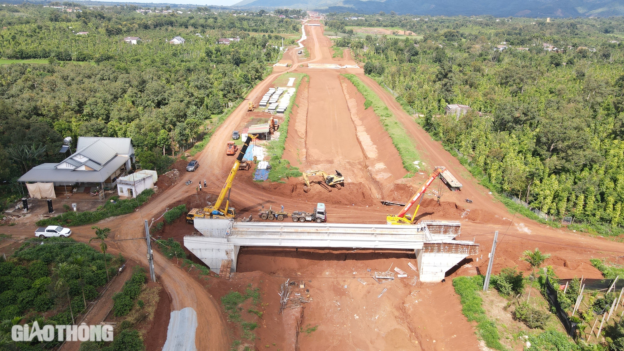 Tận thấy lao phiến dầm cầu đầu tiên trên cao tốc Khánh Hòa - Buôn Ma Thuột- Ảnh 10.