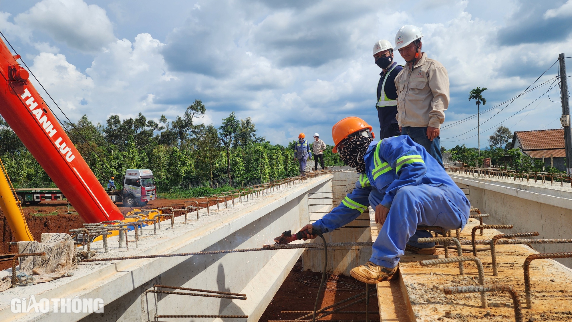 Tận thấy lao phiến dầm cầu đầu tiên trên cao tốc Khánh Hòa - Buôn Ma Thuột- Ảnh 7.