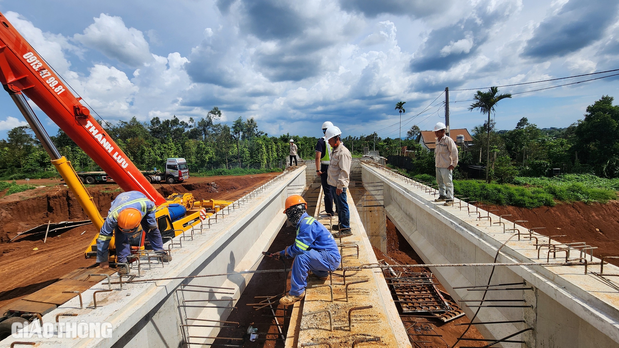 Tận thấy lao phiến dầm cầu đầu tiên trên cao tốc Khánh Hòa - Buôn Ma Thuột- Ảnh 6.