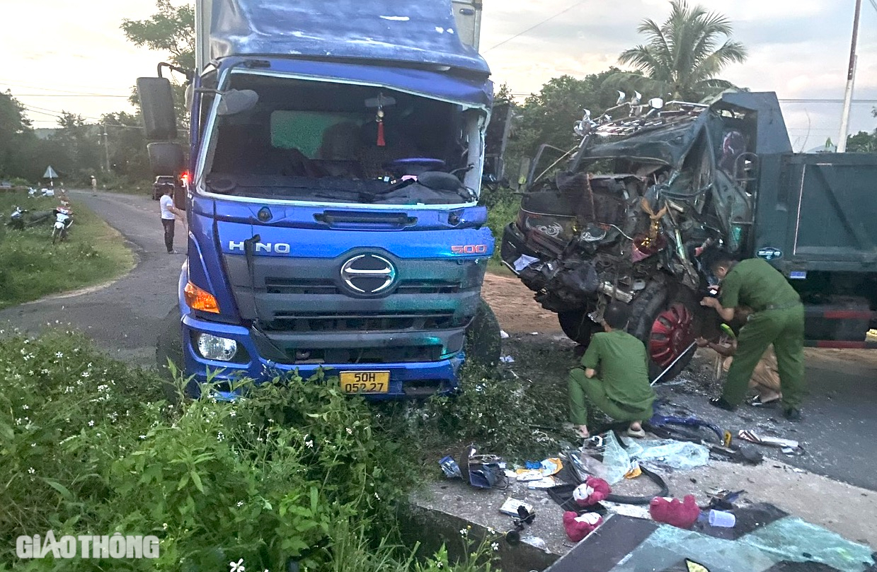 Hai tài xế bị thương sau cú tông mạnh giữa hai xe tải- Ảnh 1.