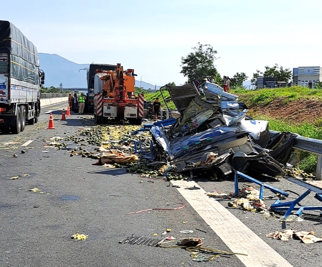 Tai nạn liên hoàn trên cao tốc Vĩnh Hảo - Phan Thiết, 2 người bị thương- Ảnh 2.