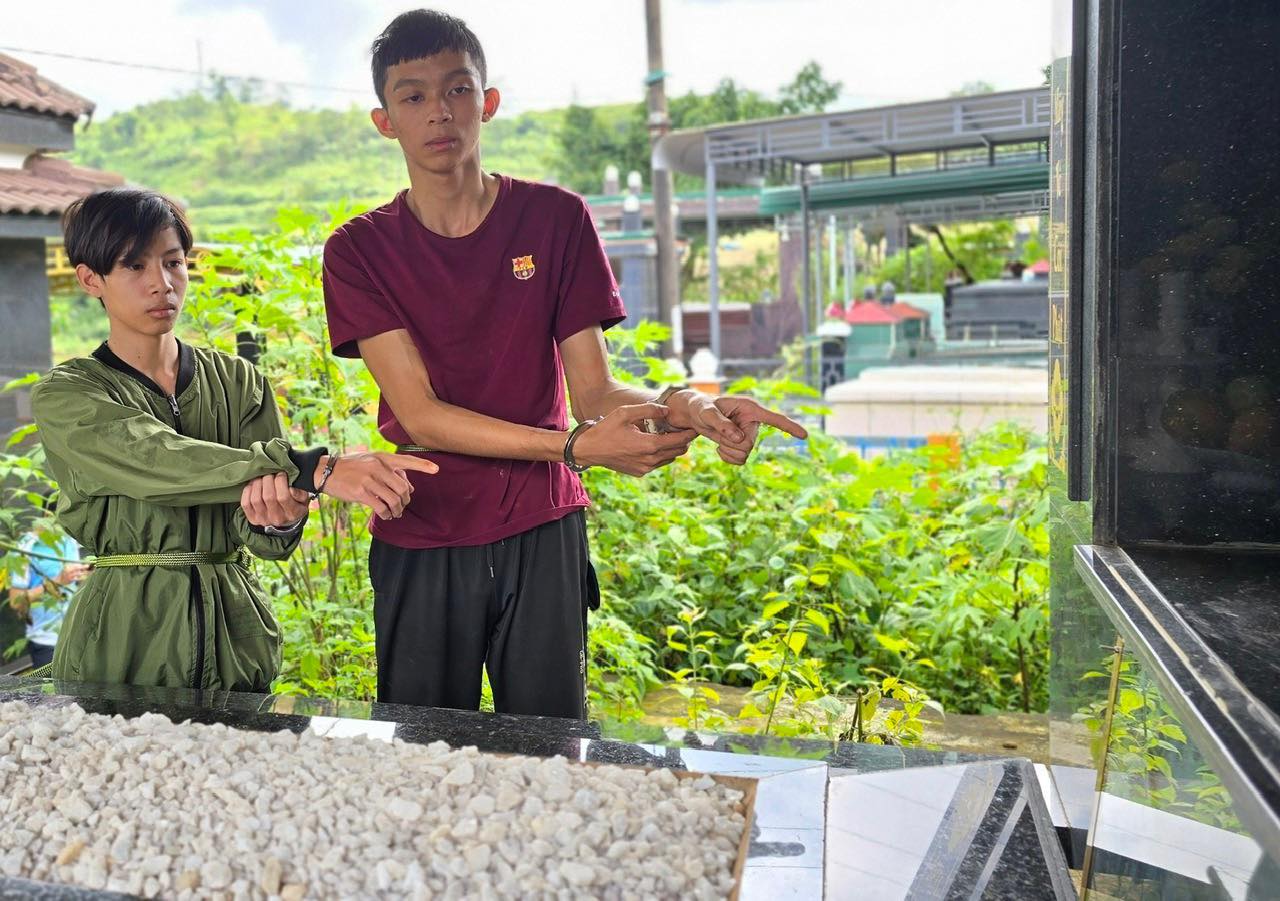 Gia Lai: 4 thanh thiếu niên nửa đêm vào nghĩa trang trộm thanh nhôm gắn trên mộ- Ảnh 1. Gia Lai: 4 thanh thiếu niên nửa đêm vào nghĩa trang trộm thanh nhôm gắn trên mộ- Ảnh 1.