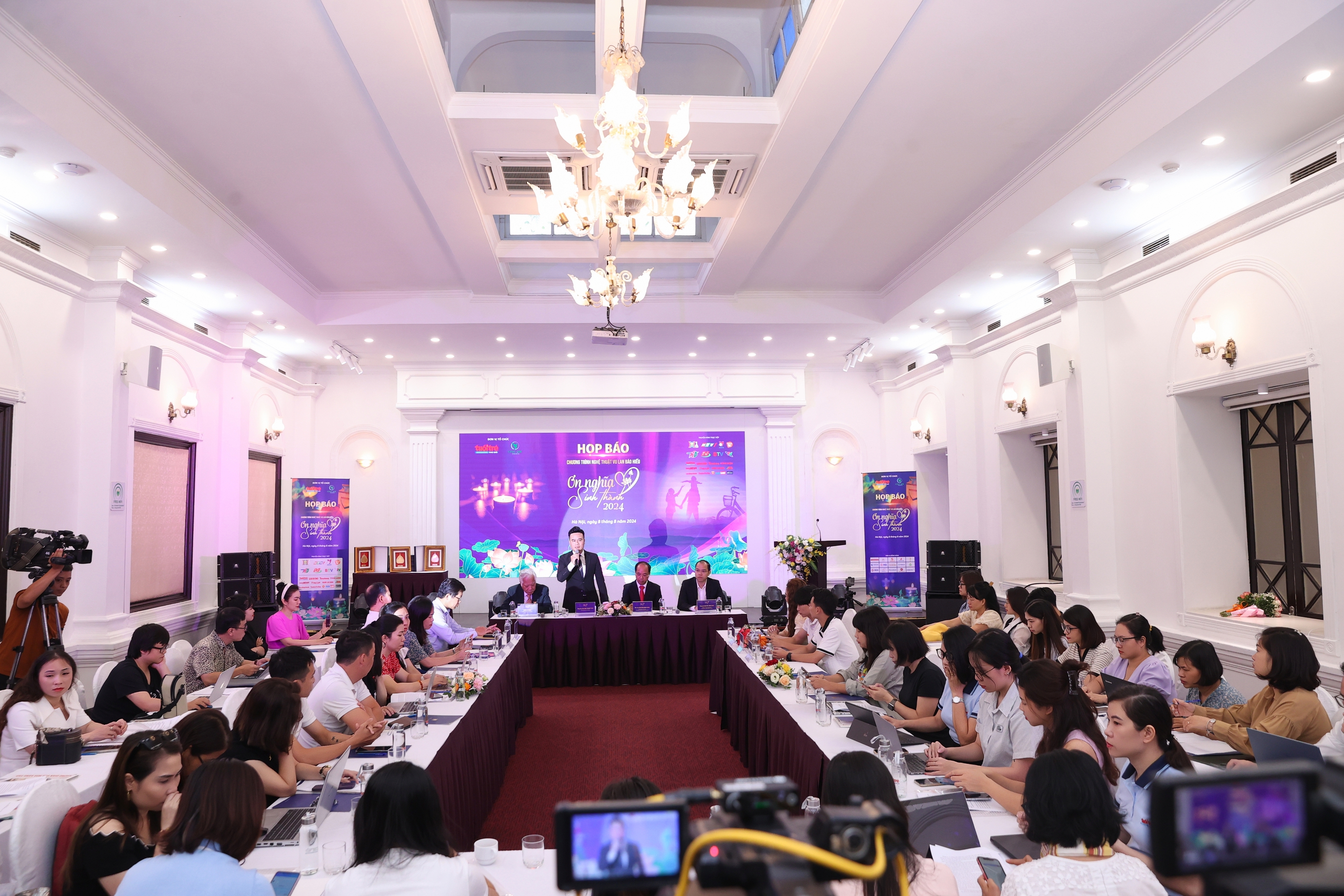 Ca sĩ Hồ Quỳnh Hương, Lưu Hương Giang cùng báo hiếu cha mẹ bằng tiếng hát trong mùa Vu lan- Ảnh 3. Ca sĩ Hồ Quỳnh Hương, Lưu Hương Giang cùng báo hiếu cha mẹ bằng tiếng hát trong mùa Vu lan- Ảnh 3.