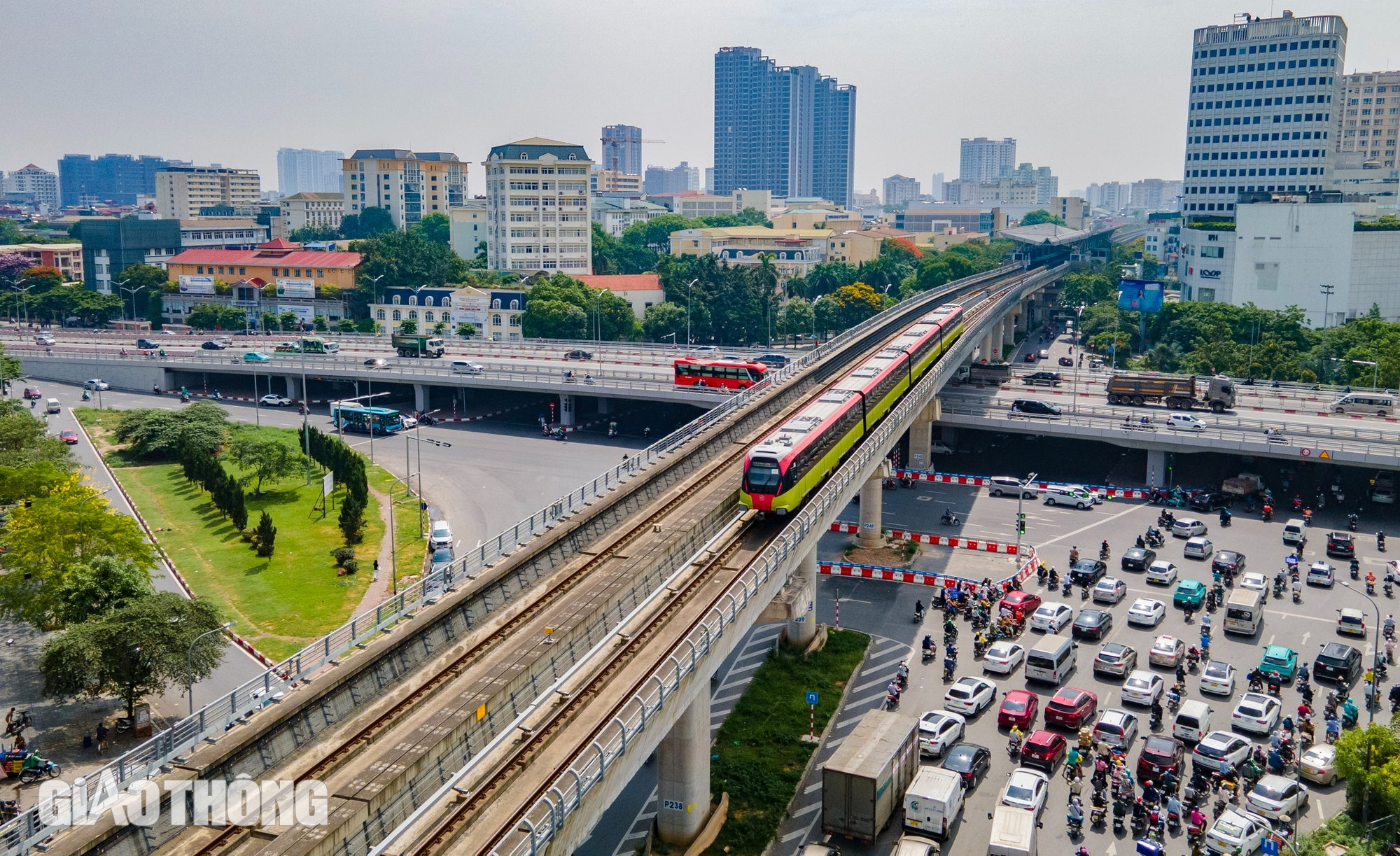 Người dân Thủ đô hào hứng trải nghiệm metro Nhổn - ga Hà Nội- Ảnh 1.