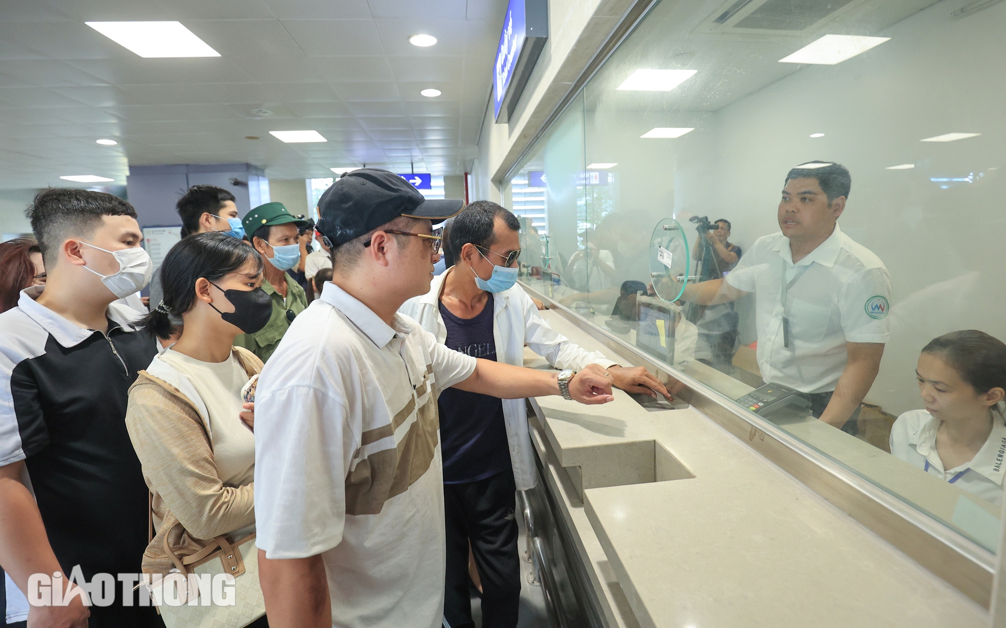 Người dân Thủ đô hào hứng trải nghiệm metro Nhổn - ga Hà Nội- Ảnh 3.