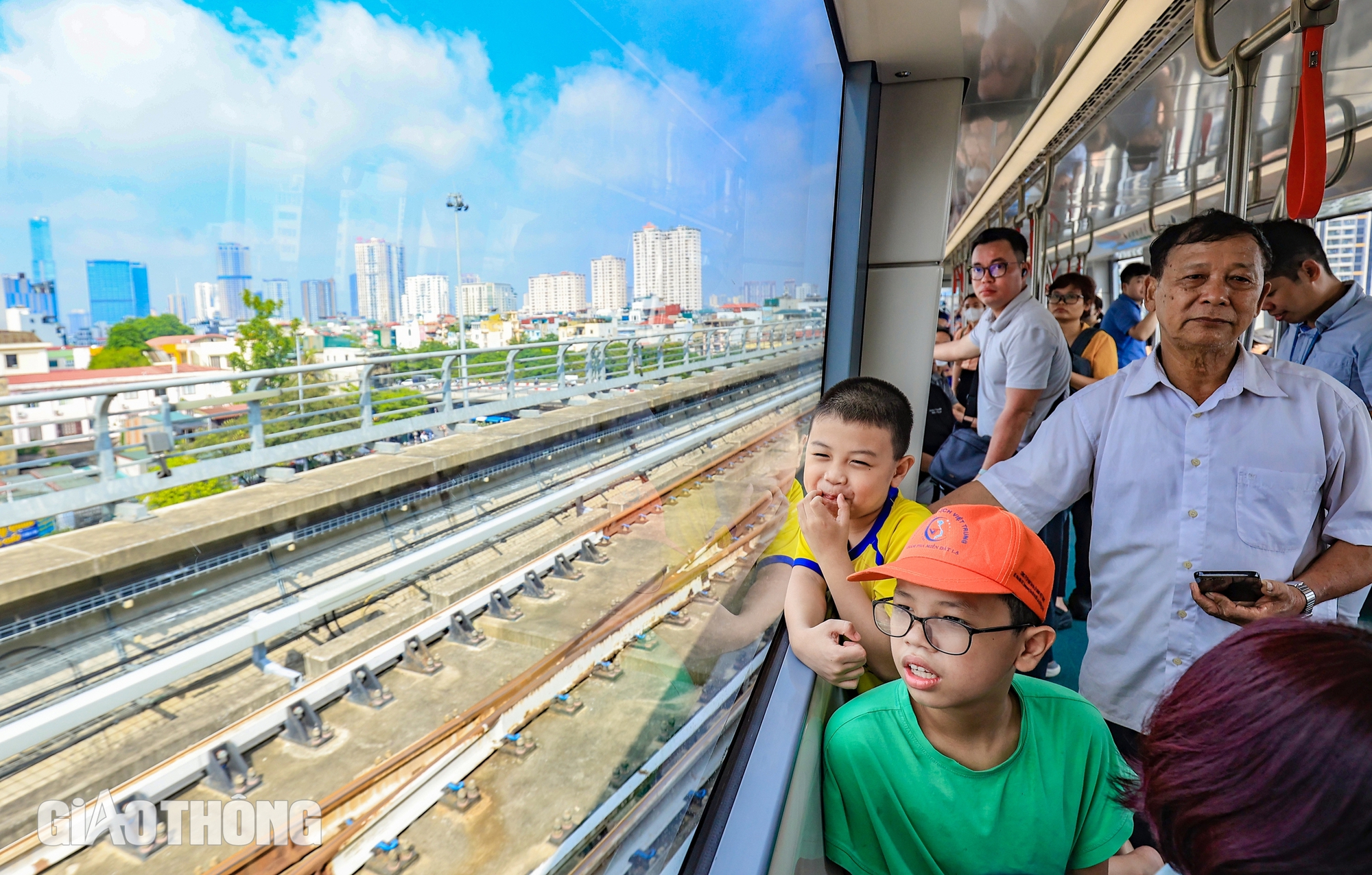 Người dân Thủ đô hào hứng trải nghiệm metro Nhổn - ga Hà Nội- Ảnh 10.