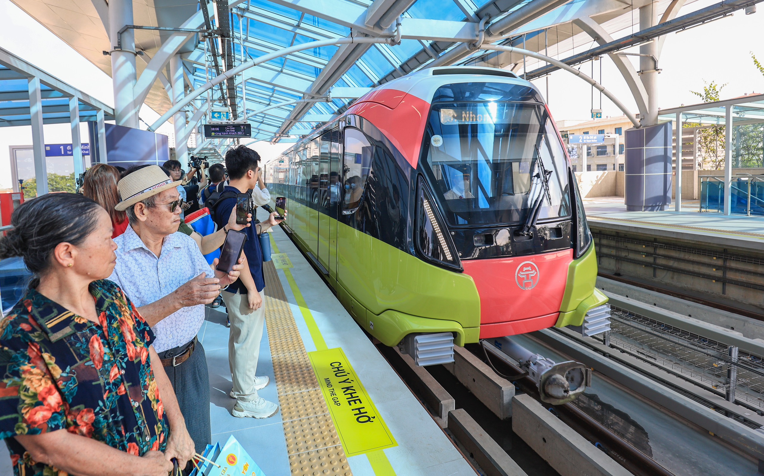 Chính thức khai thác thương mại 8,5km trên cao metro Nhổn - ga Hà Nội- Ảnh 1. Chính thức khai thác thương mại 8,5km trên cao metro Nhổn - ga Hà Nội- Ảnh 1.