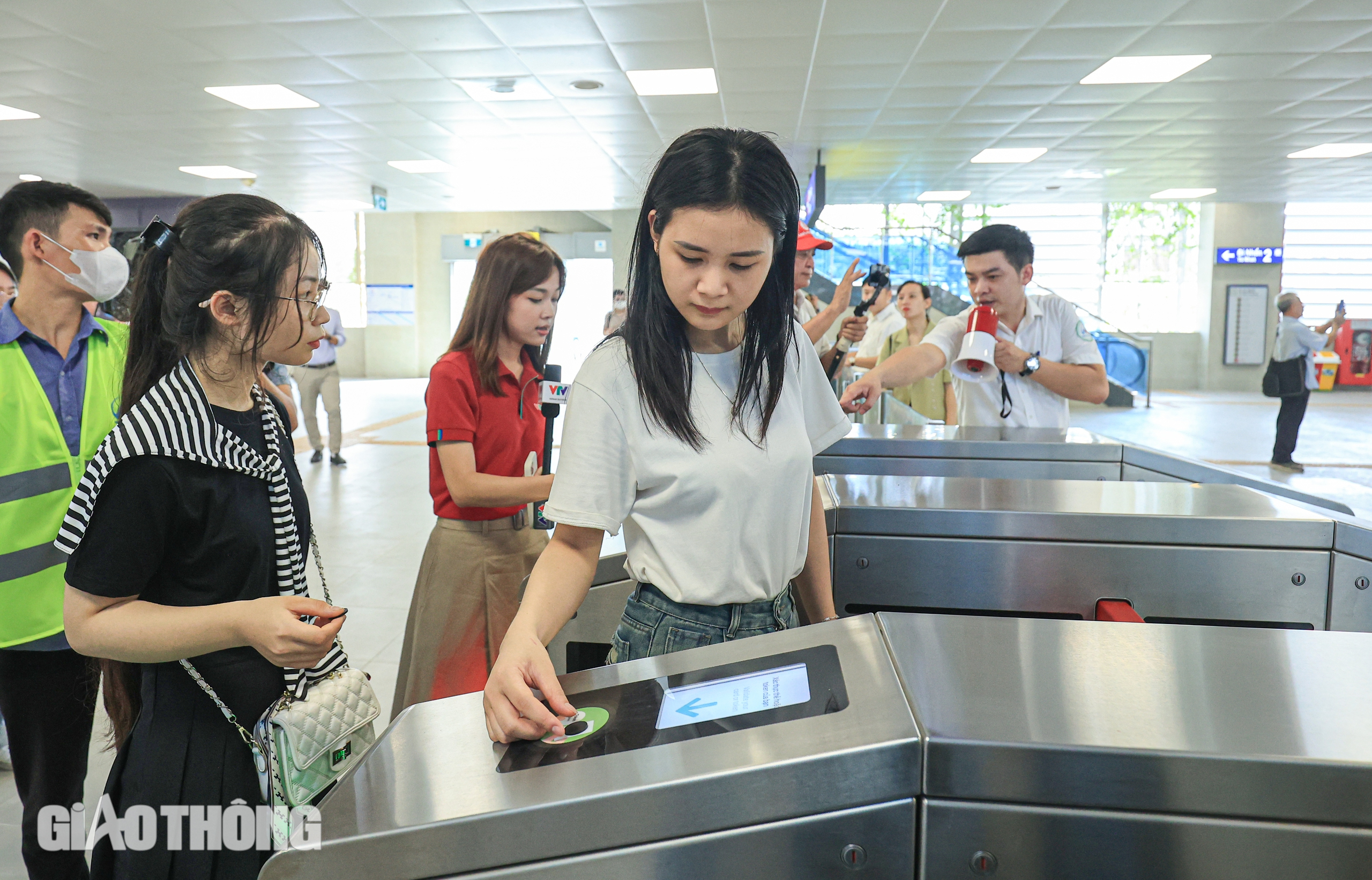 Người dân Thủ đô hào hứng trải nghiệm metro Nhổn - ga Hà Nội- Ảnh 4.
