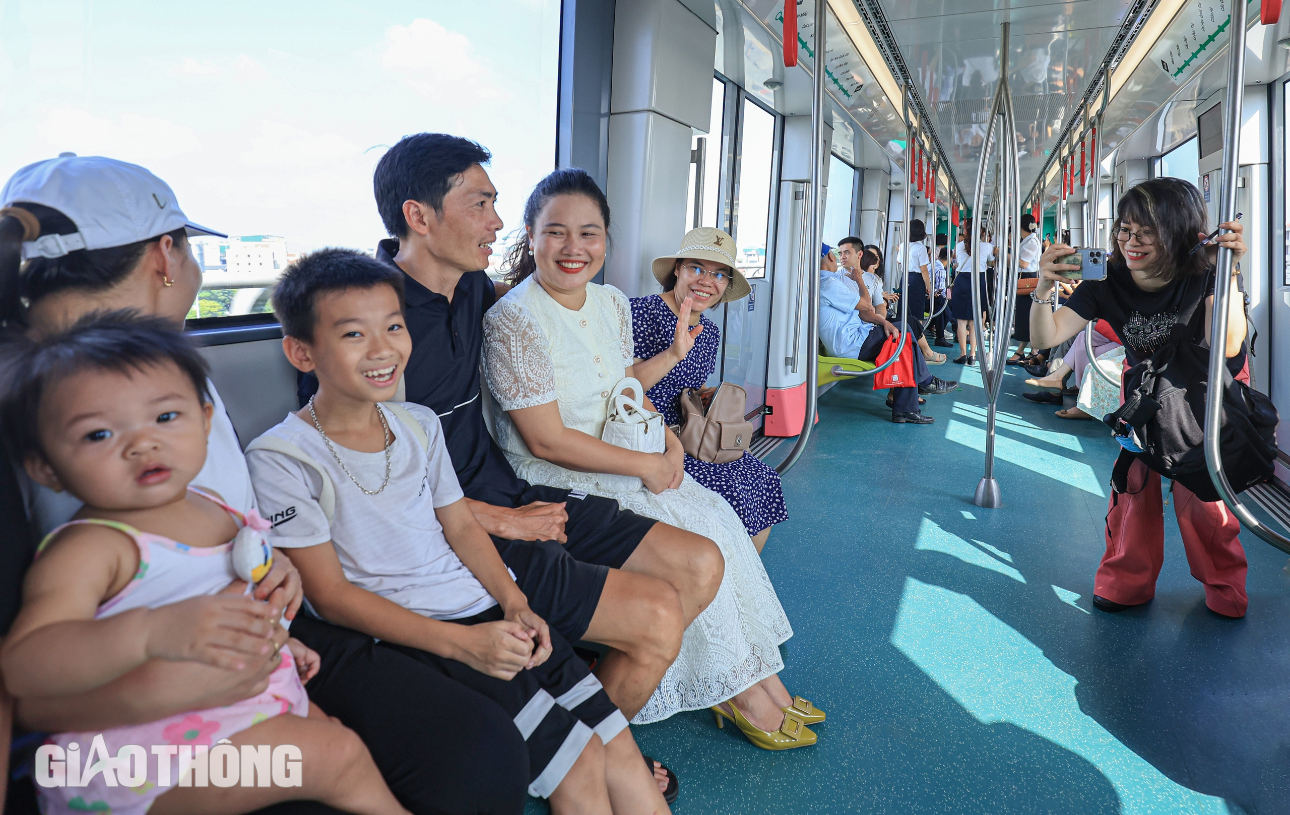 Người dân Thủ đô hào hứng trải nghiệm metro Nhổn - ga Hà Nội- Ảnh 7.