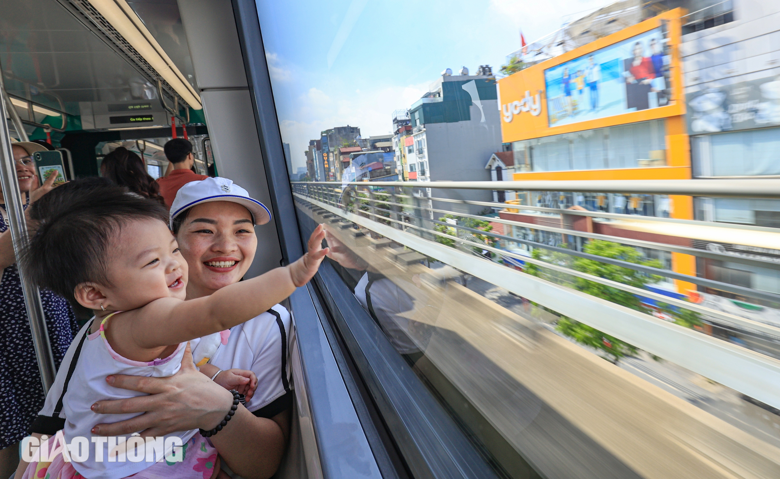 Người dân Thủ đô hào hứng trải nghiệm metro Nhổn - ga Hà Nội- Ảnh 8.