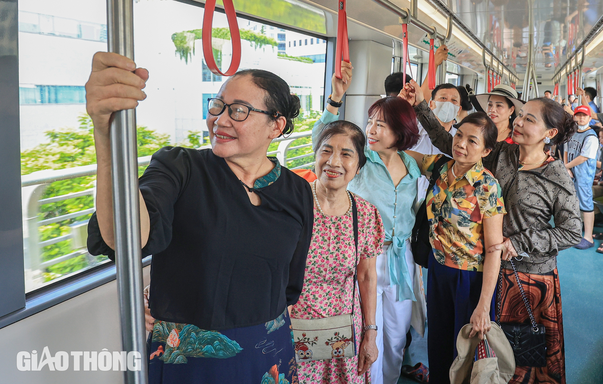 Người dân Thủ đô hào hứng trải nghiệm metro Nhổn - ga Hà Nội- Ảnh 9.