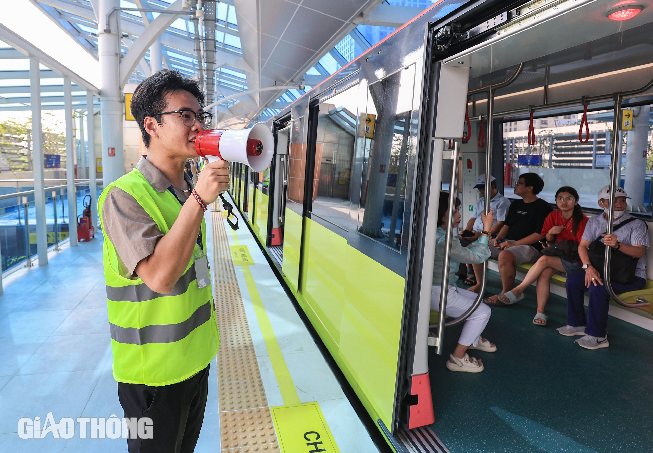 Người dân Thủ đô hào hứng trải nghiệm metro Nhổn - ga Hà Nội- Ảnh 6.