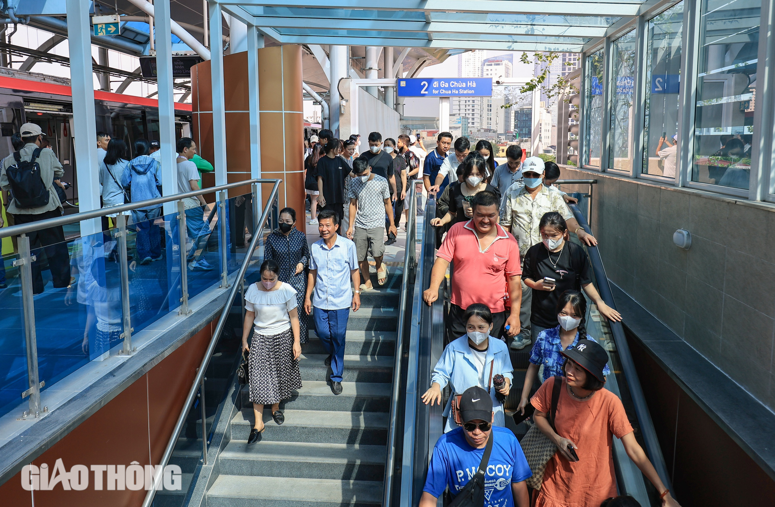 Người dân Thủ đô hào hứng trải nghiệm metro Nhổn - ga Hà Nội- Ảnh 12.