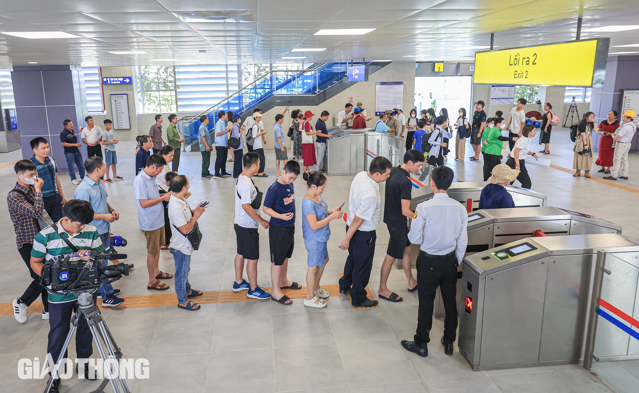 Người dân Thủ đô hào hứng trải nghiệm metro Nhổn - ga Hà Nội- Ảnh 13.