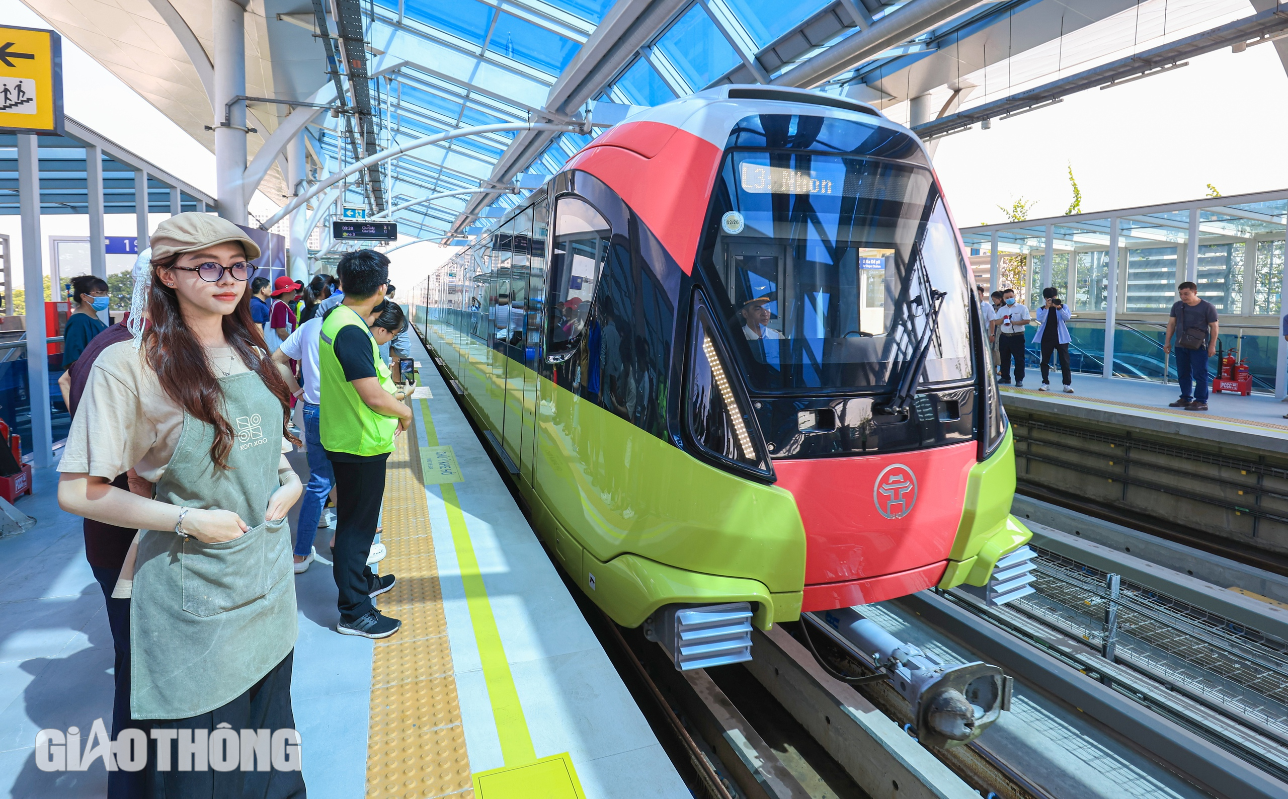 Người dân Thủ đô hào hứng trải nghiệm metro Nhổn - ga Hà Nội- Ảnh 5.