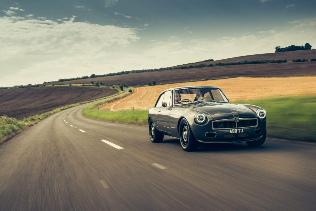 Xế cổ MGB Restomod gây ấn tượng tại tuần lễ xe hơi
