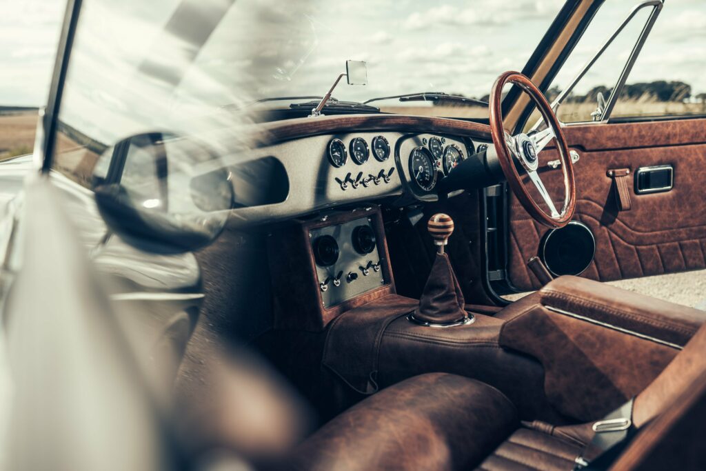 Xế cổ MGB Restomod gây ấn tượng tại tuần lễ xe hơi