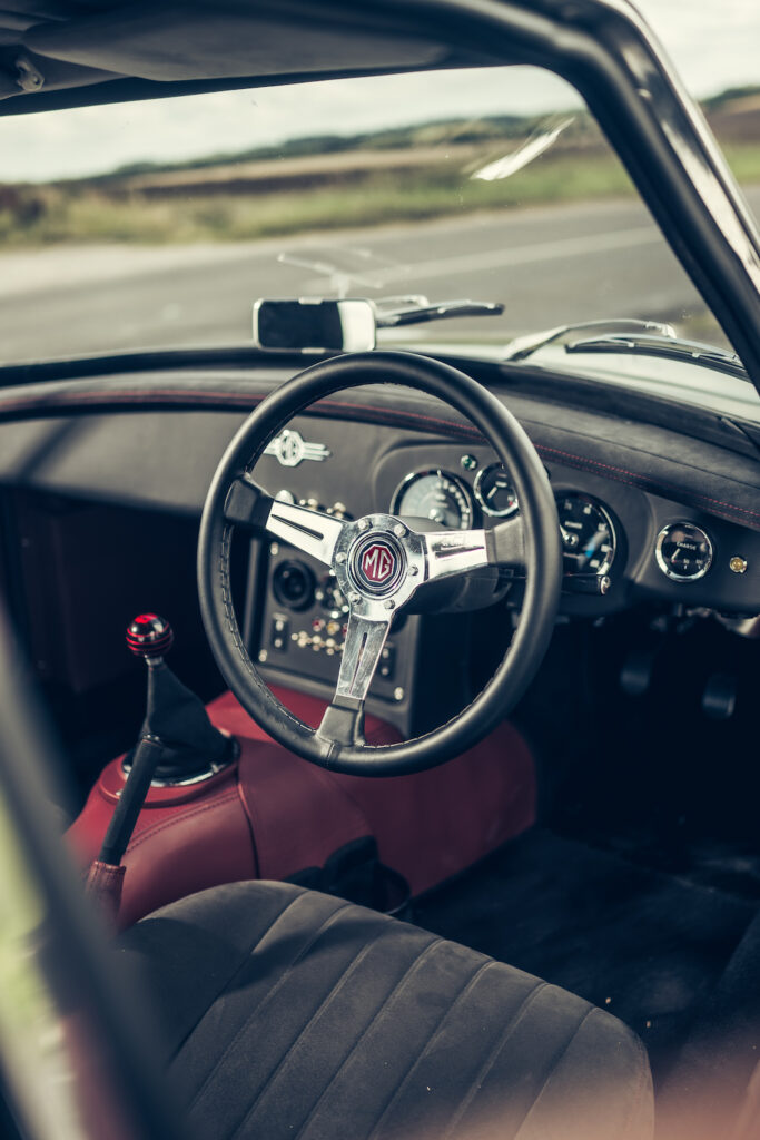 Xế cổ MGB Restomod gây ấn tượng tại tuần lễ xe hơi