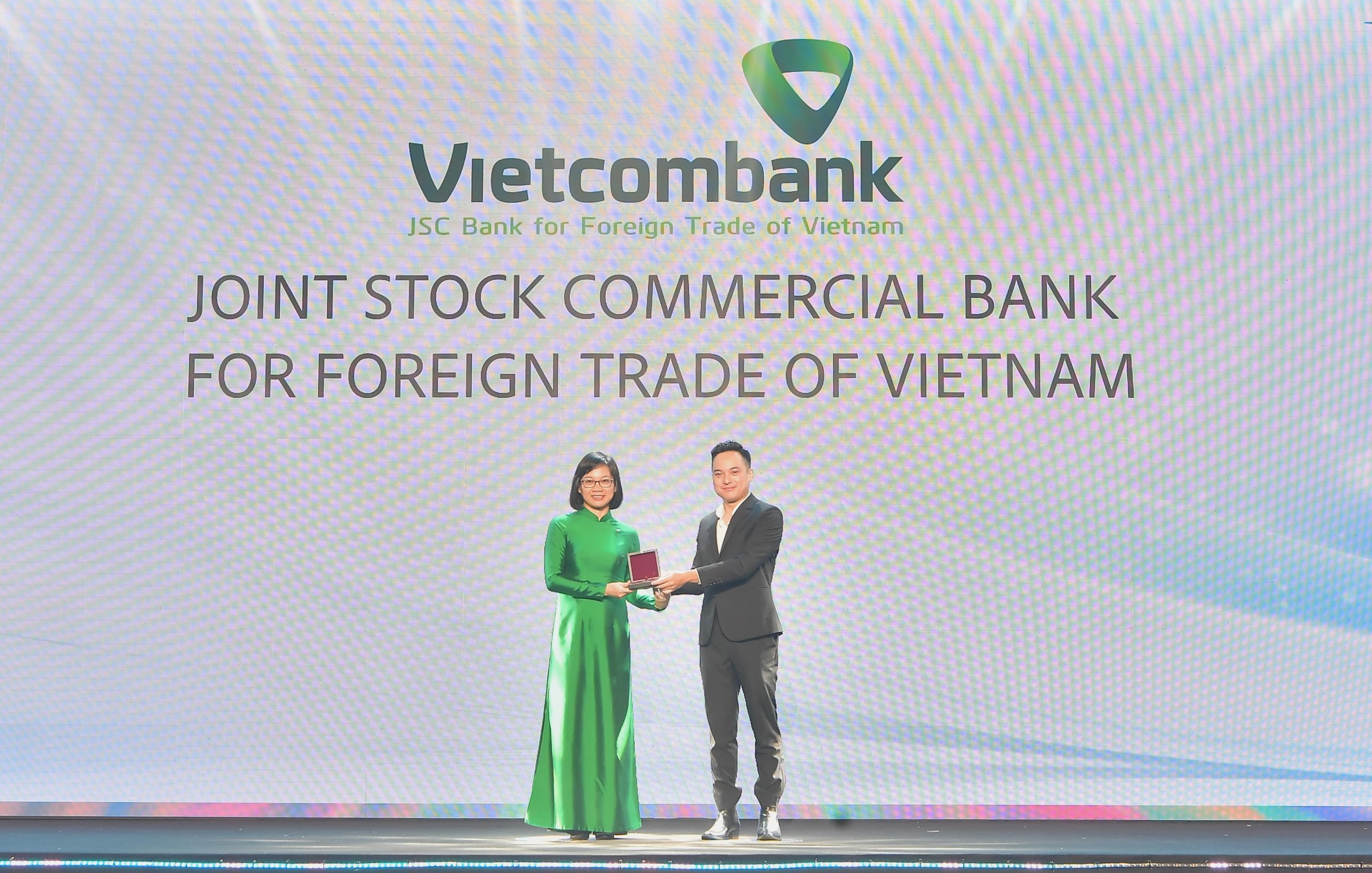 HR ASIA vinh danh Vietcombank là “Nơi làm việc tốt nhất châu Á” năm 2024- Ảnh 2.