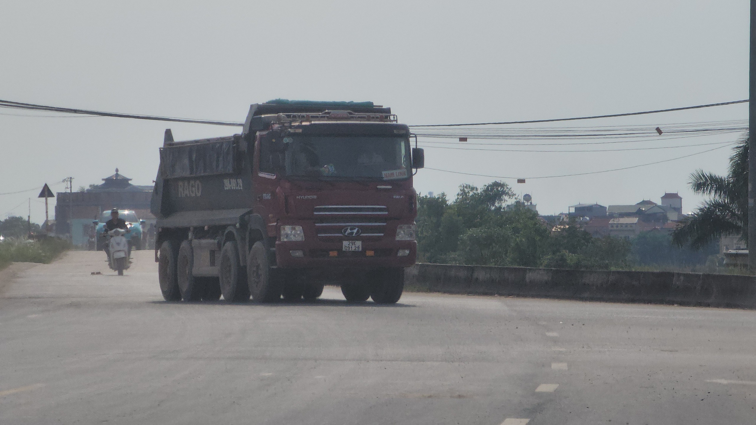 Biển báo bị xịt sơn, xe tải trọng lớn uy hiếp an toàn đê tả sông Hồng- Ảnh 2.