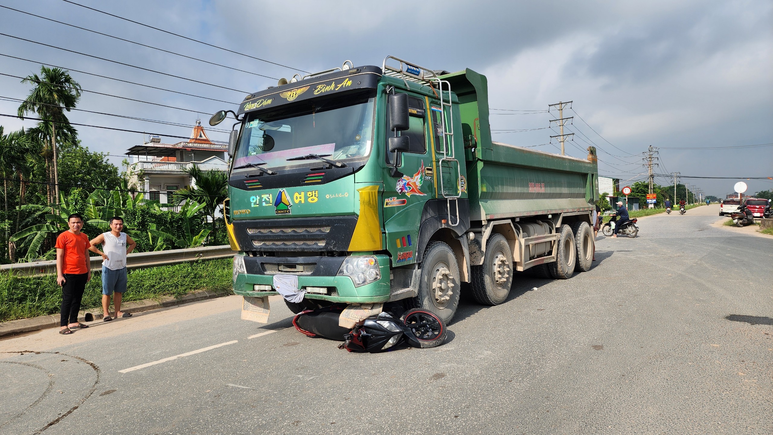 Biển báo bị xịt sơn, xe tải trọng lớn uy hiếp an toàn đê tả sông Hồng- Ảnh 6.