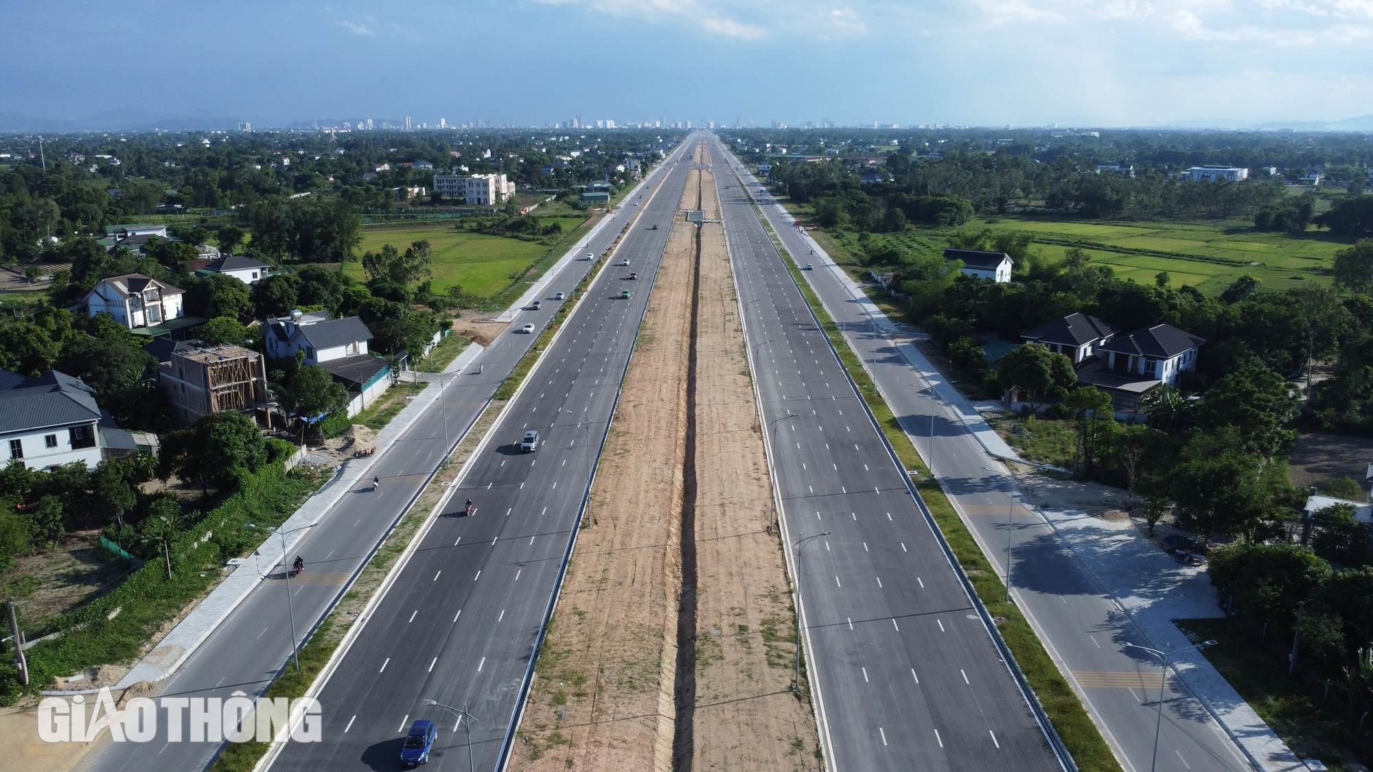 Ngắm đại lộ nghìn tỷ nối Vinh - Cửa Lò chuẩn bị thông xe- Ảnh 1.