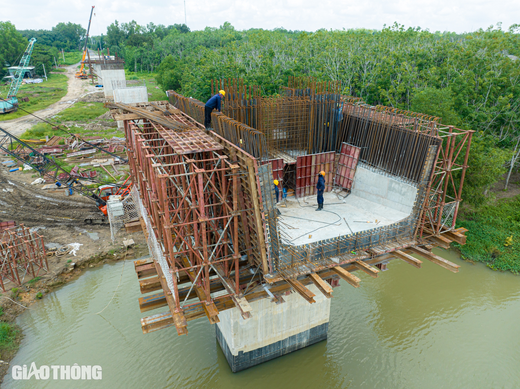 Toàn cảnh đường Hồ Chí Minh đoạn qua tỉnh Bình Dương sau 10 tháng tái khởi động- Ảnh 16.