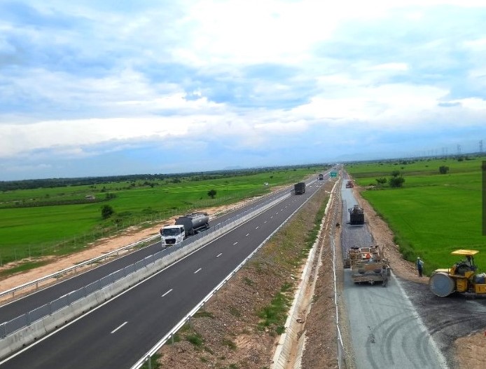 Sớm gỡ mặt bằng thi công 12km đường gom cao tốc Vĩnh Hảo - Phan Thiết- Ảnh 1.