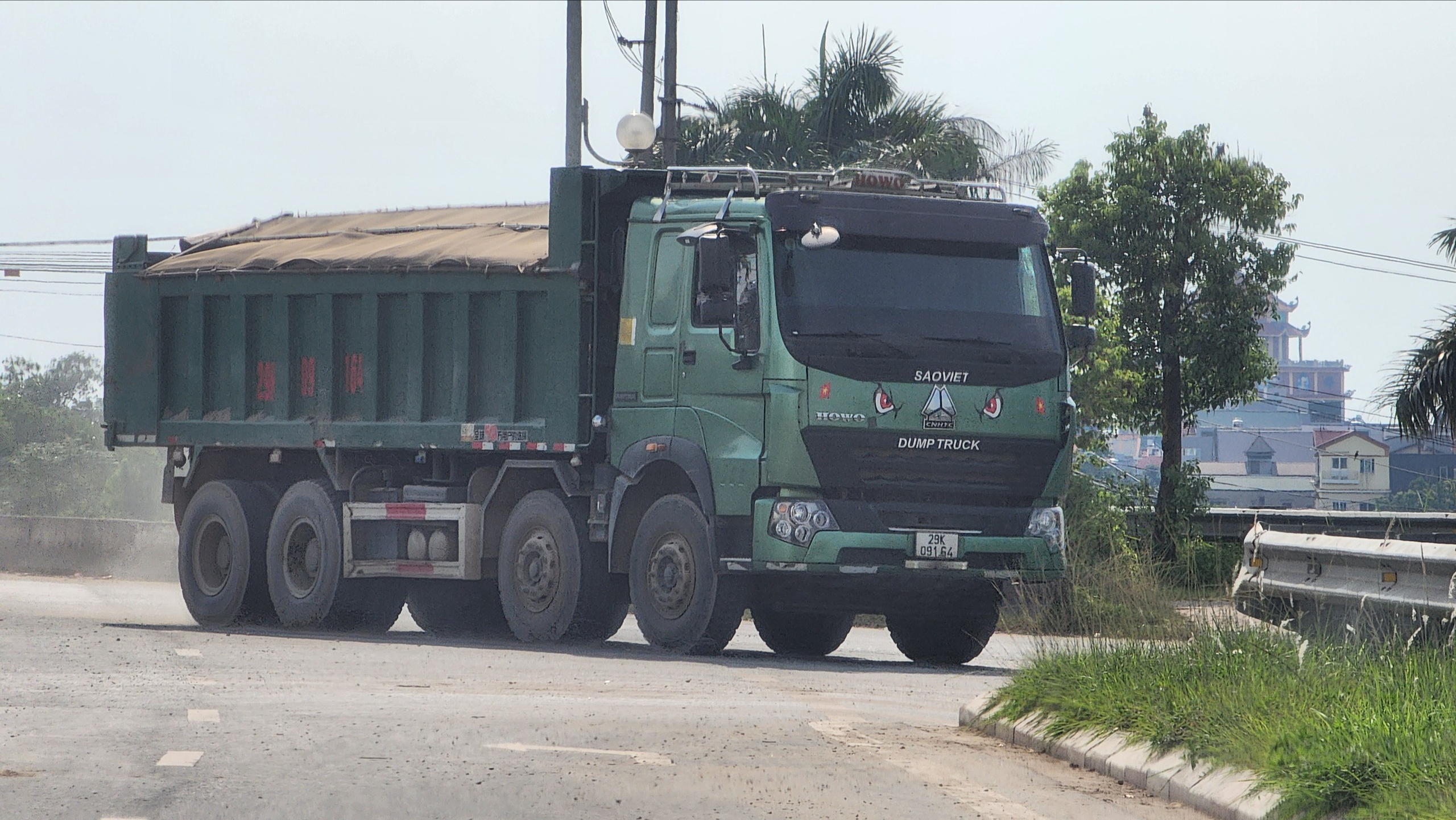 Biển báo bị xịt sơn, xe tải trọng lớn uy hiếp an toàn đê tả sông Hồng- Ảnh 4.