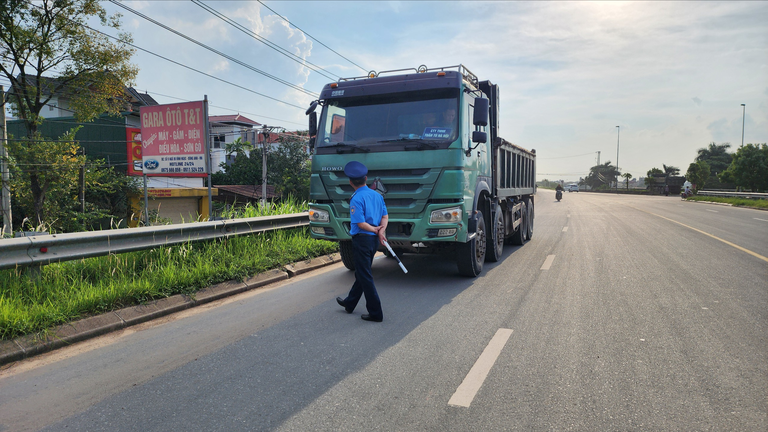 Biển báo bị xịt sơn, xe tải trọng lớn uy hiếp an toàn đê tả sông Hồng- Ảnh 11.