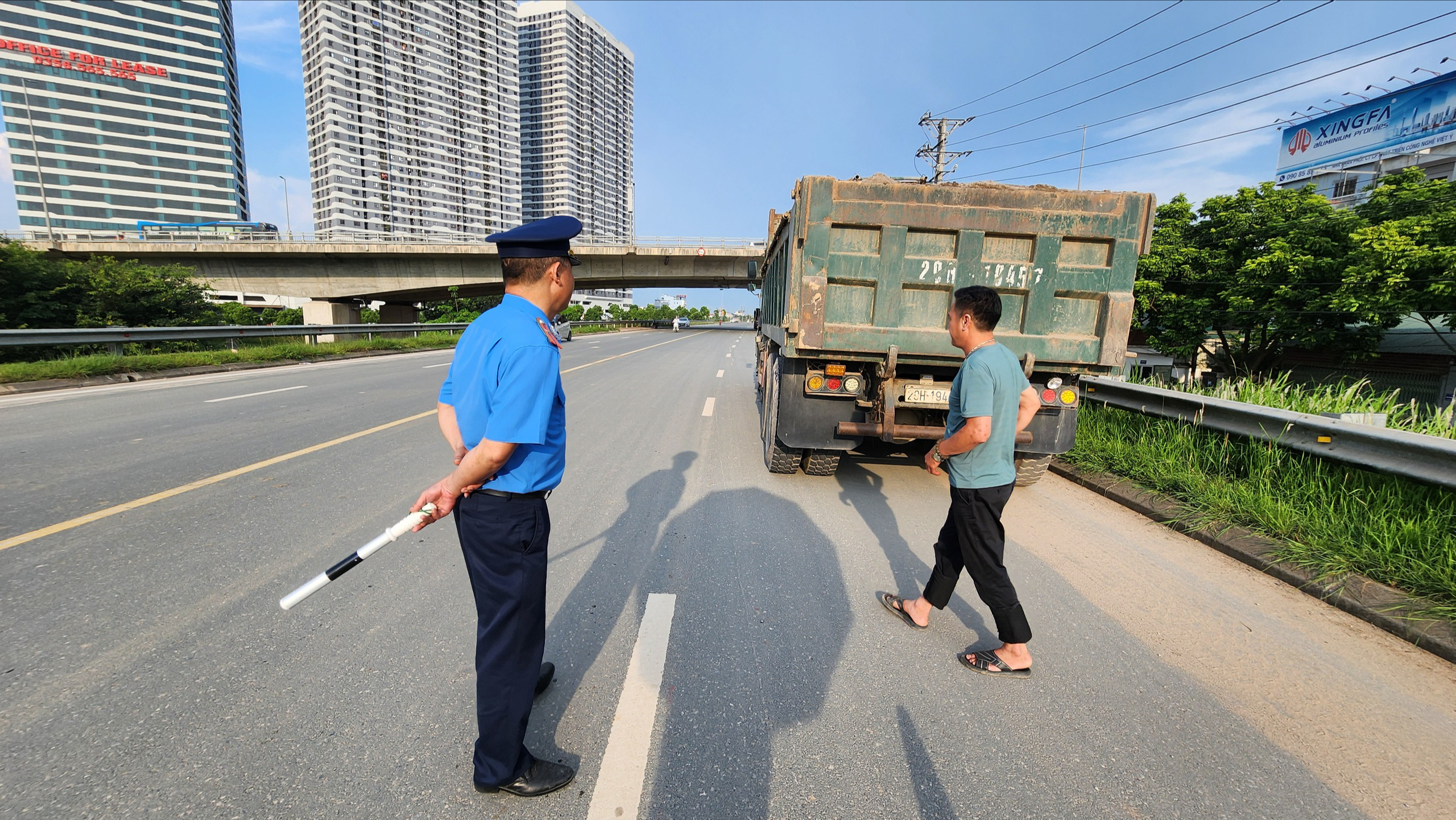 Biển báo bị xịt sơn, xe tải trọng lớn uy hiếp an toàn đê tả sông Hồng- Ảnh 9.