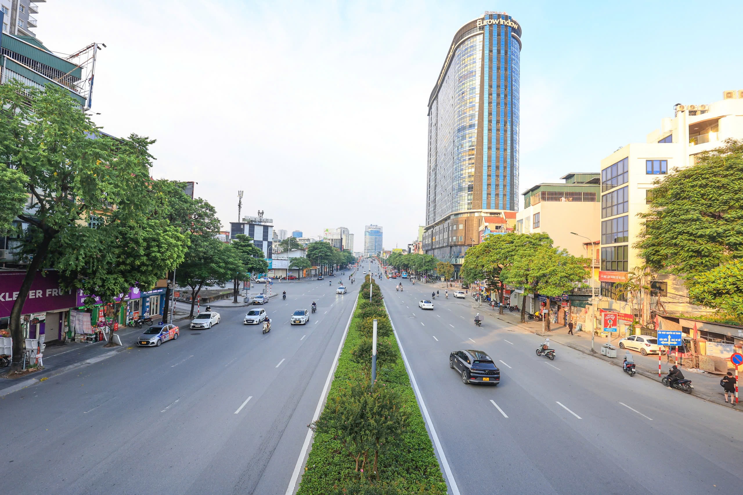 Ngắm đường phố Hà Nội vắng vẻ khác lạ trong ngày thứ hai nghỉ lễ- Ảnh 5. Ngắm đường phố Hà Nội vắng vẻ khác lạ trong ngày thứ hai nghỉ lễ- Ảnh 5.