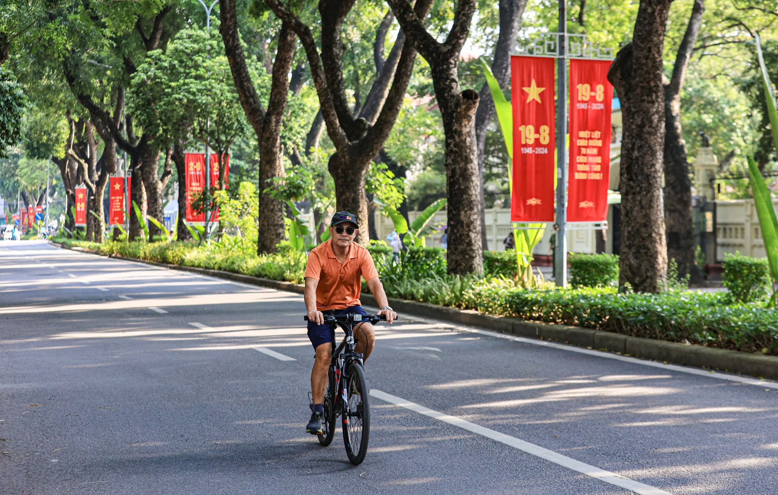 Ngắm đường phố Hà Nội vắng vẻ khác lạ trong ngày thứ hai nghỉ lễ- Ảnh 7. Ngắm đường phố Hà Nội vắng vẻ khác lạ trong ngày thứ hai nghỉ lễ- Ảnh 7.