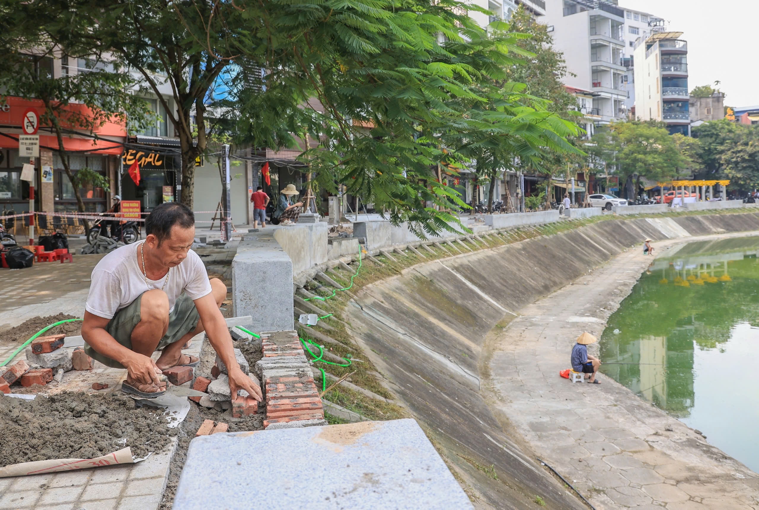 Thi công xuyên lễ, gấp rút hoàn thiện tuyến phố đi bộ thứ 7 tại Hà Nội- Ảnh 4.