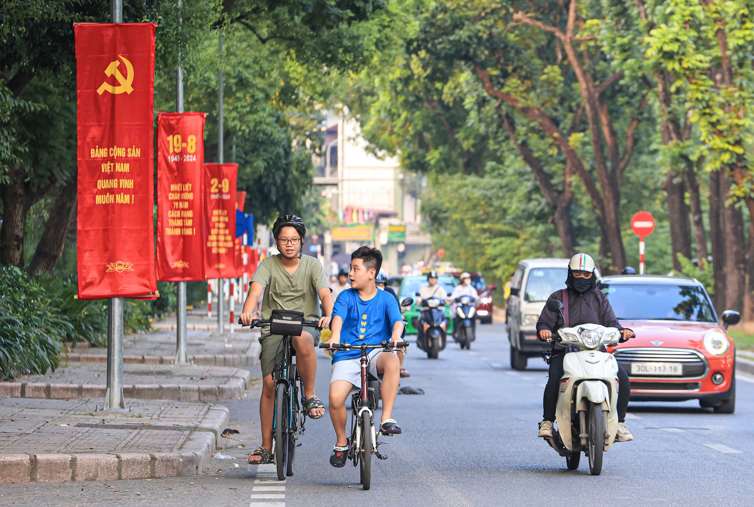 Ngắm đường phố Hà Nội vắng vẻ khác lạ trong ngày thứ hai nghỉ lễ- Ảnh 6. Ngắm đường phố Hà Nội vắng vẻ khác lạ trong ngày thứ hai nghỉ lễ- Ảnh 6.